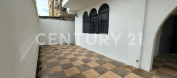 Casa rentera con 2 deptos. en Esteros Sur - 267m²