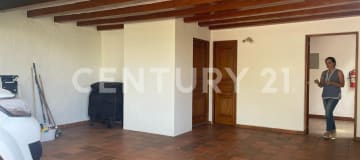 Casa campestre en Tumbaco 420m², 2 plantas y 6 estacionamientos