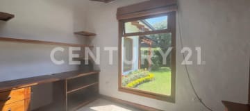 Casa campestre en Tumbaco 420m², 2 plantas y 6 estacionamientos