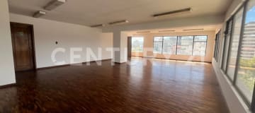 Oficina 80m² en 7mo piso, La Mariscal: vista y parquet