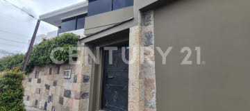Casa corporativa en zona hotelera: 570m² + local comercial