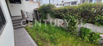Casa corporativa en zona hotelera: 570m² + local comercial