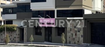 Casa corporativa en zona hotelera: 570m² + local comercial
