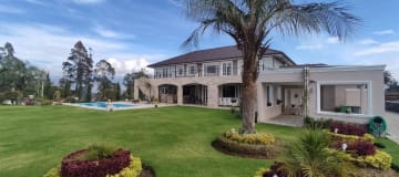 Venta Espectacular Casa con Piscina y amplias áreas verdes - En Puembo. SC