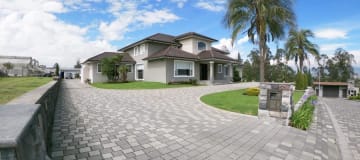 Venta Espectacular Casa con Piscina y amplias áreas verdes - En Puembo. SC