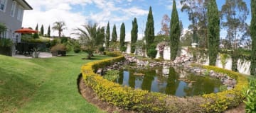 Venta Espectacular Casa con Piscina y amplias áreas verdes - En Puembo. SC