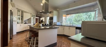 Casa de lujo en venta o renta en La Primavera, 1.600 m² de terreno, urbanización privada con seguridad 24/7 y áreas comunales completas