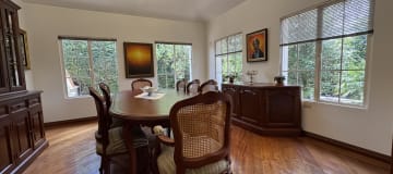 Casa de lujo en venta o renta en La Primavera, 1.600 m² de terreno, urbanización privada con seguridad 24/7 y áreas comunales completas