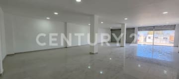 Local en renta de 170m² sobre vía principal, parqueaderos