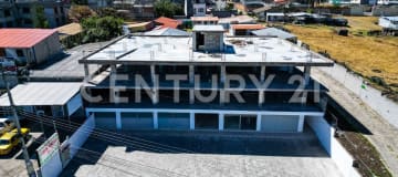 Local en renta de 170m² sobre vía principal, parqueaderos
