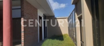 Casa moderna en Quito norte, 3 dormitorios y 5 parqueaderos