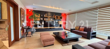 Casa en Cumbayá con piscina y jardines en urbanización exclusiva