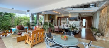 Casa en Cumbayá con piscina y jardines en urbanización exclusiva