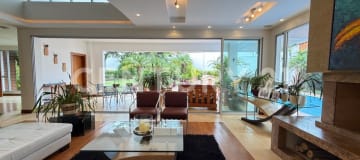 Casa en Cumbayá con piscina y jardines en urbanización exclusiva