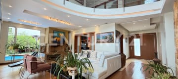 Casa en Cumbayá con piscina y jardines en urbanización exclusiva