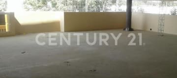Amplia casa con terraza y patio ideal para vivienda o negocio