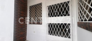 Casa remodelada en calle privada cerca de Mall del Norte