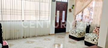 Casa en venta en Calderón con 3 deptos. independientes y jardín