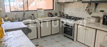 Casa en venta en Calderón con 3 deptos. independientes y jardín