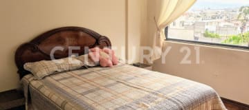 Casa en venta en Calderón con 3 deptos. independientes y jardín