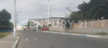 Terreno esquinero 1225m² en Tarqui con vista al mar y servicios