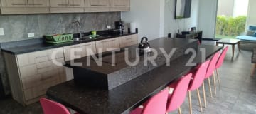 Departamento moderno amoblado con 5 dormitorios y terraza en conjunto residencial