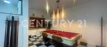 Casa esquinera remodelada en Guápulo con piscina y áreas verdes
