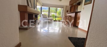 Casa de lujo en Cumbayá con jardín y cancha deportiva