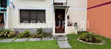 Amplia casa en Comité del Pueblo con terraza y balcón