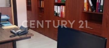 Oficina en Av. 10 de Agosto - 63m² y 1 parqueadero