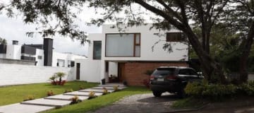 Exclusiva casa moderna en Nayón con 800m² de jardín y a 10 min de Cumbayá