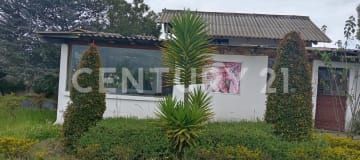 Lote con chalet y laguna en Cayambe, ideal para inversión