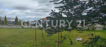 Lote con chalet y laguna en Cayambe, ideal para inversión