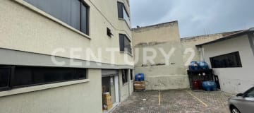 Propiedad comercial con oficinas, bodegas y parqueo amplio