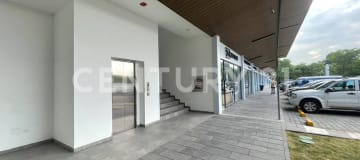 Local 40m² en Porto Celeste, planta alta, baño y seguridad