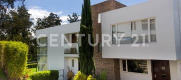 Casa adosada premiada con vista al río en urbanización exclusiva