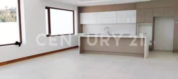 Amplia casa de 275m² con jardín, 3 dormitorios y terraza en urbanización segura