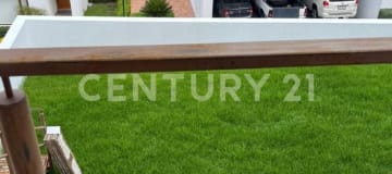 Amplia casa de 275m² con jardín, 3 dormitorios y terraza en urbanización segura
