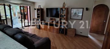 Casa independiente en Las Palmas con cancha y jardín de 2.437m²