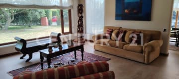 Casa independiente en Las Palmas con cancha y jardín de 2.437m²