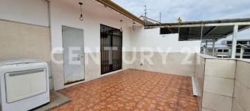 Casa 3 plantas con piscina cerca de centros comerciales