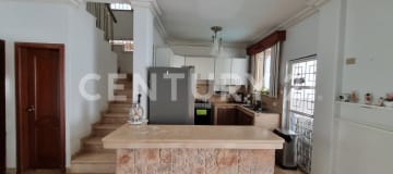 Casa 3 plantas con piscina cerca de centros comerciales