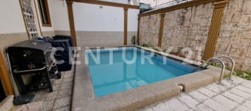 Casa 3 plantas con piscina cerca de centros comerciales