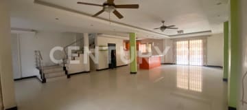 Casa amplia en Colinas de la Alborada con piscina y terreno extra