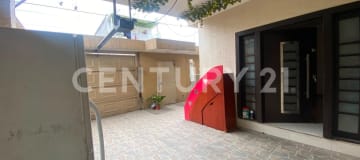 Casa amplia en Colinas de la Alborada con piscina y terreno extra