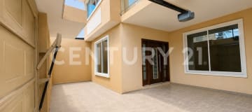 Casa amplia en Colinas de la Alborada con piscina y terreno extra