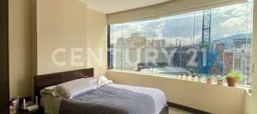 Suite en La Carolina: 1 dormitorio y parqueadero cubierto