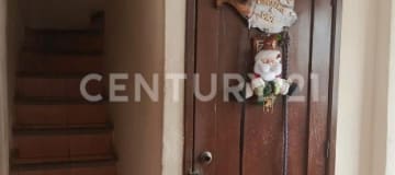 Casa en Mucho Lote cerca de parque, 3 dormitorios y patio