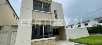 Casa esquinera en arriendo en Norte de Daule