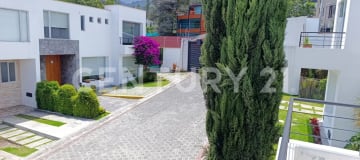 Casa en San Juan de Cumbayá: 3 dorm, estudio y pergola en conjunto seguro